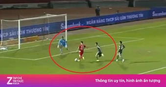 Tiến Linh sút ra ngoài khi đối mặt thủ môn