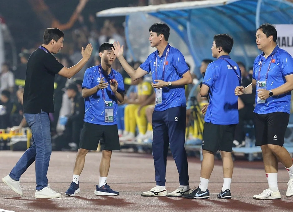 Trợ lý số 1 người Hàn Quốc bất ngờ chia tay HLV Kim Sang Sik