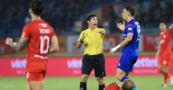Trọng tài V-League tưởng tượng ra 11m nhận án phạt nặng