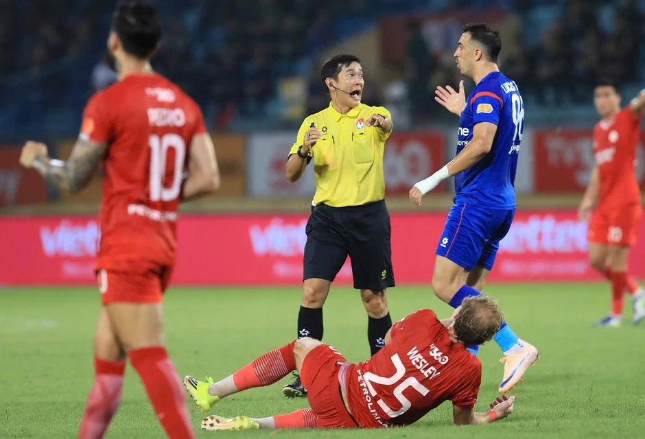 Trọng tài V-League tưởng tượng ra 11m nhận án phạt nặng Trọng tài V-League tưởng tượng ra 11m nhận án phạt nặng