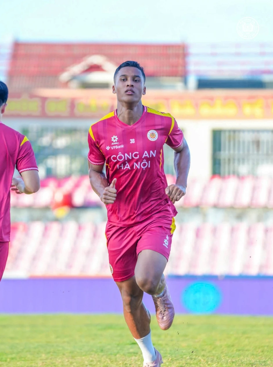 Trực tiếp Hà Tĩnh 0-0 CAHN: Cột dọc từ chối bàn thắng