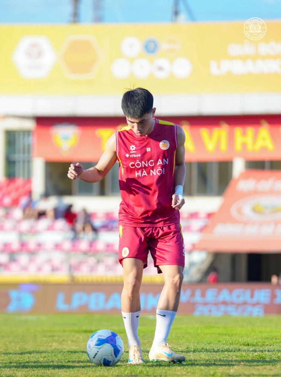 Trực tiếp Hà Tĩnh 0-0 CAHN: Cột dọc từ chối bàn thắng