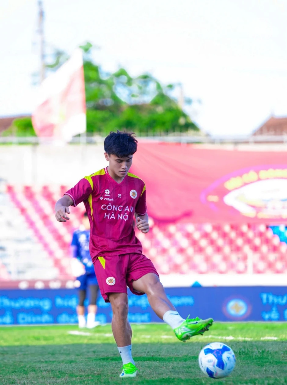 Trực tiếp Hà Tĩnh 0-0 CAHN: Cột dọc từ chối bàn thắng