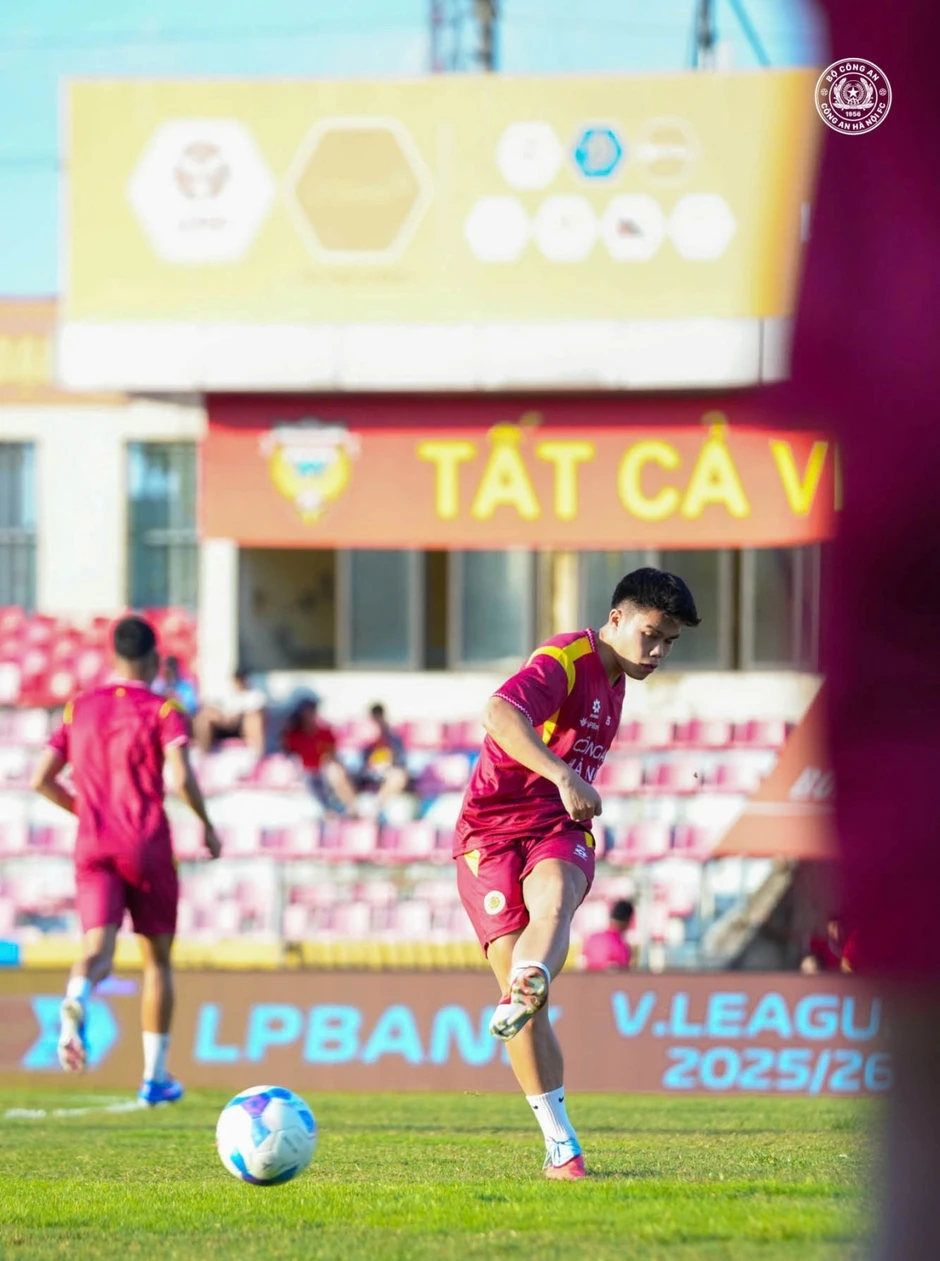 Trực tiếp Hà Tĩnh 0-0 CAHN: Cột dọc từ chối bàn thắng