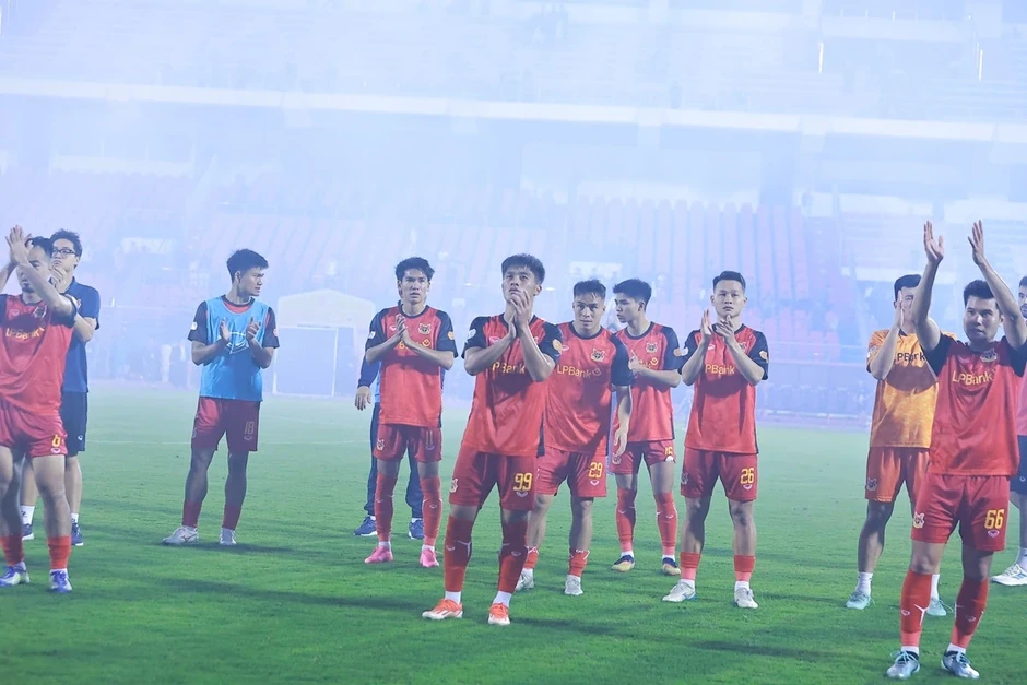 Trực tiếp Ninh Bình 1-1 PVF-CAND: Bàn thắng liên tiếp, sai lầm dồn dập Trực tiếp Ninh Bình 1-1 PVF-CAND: Bàn thắng liên tiếp, sai lầm dồn dập