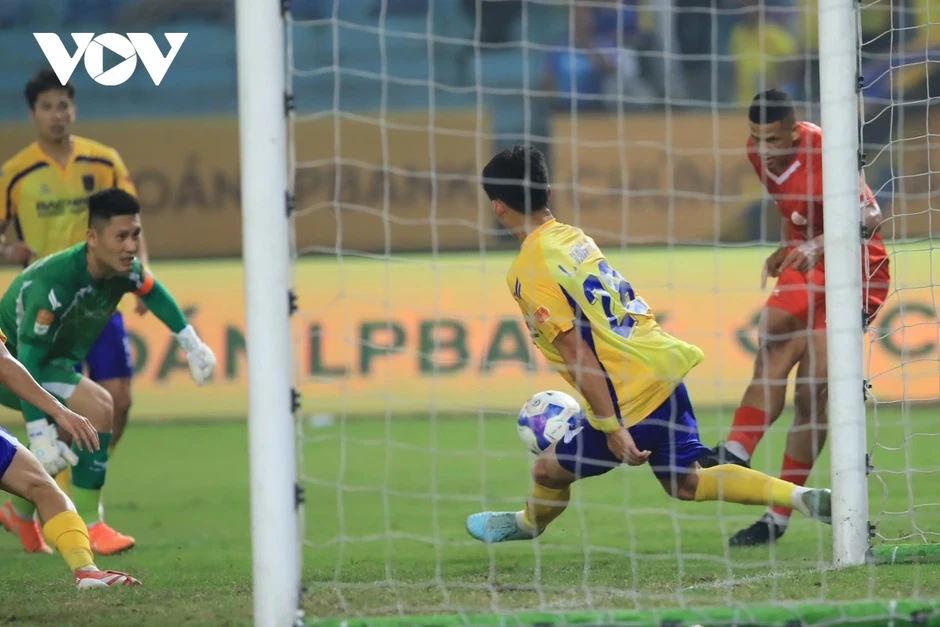 Trực tiếp Thể Công Viettel 1-0 Bắc Ninh: VAR can thiệp, trọng tài rút thẻ đỏ