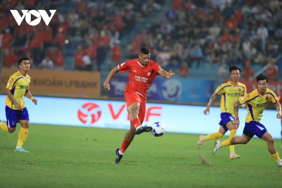 Trực tiếp Thể Công Viettel 1-0 Bắc Ninh: VAR can thiệp, trọng tài rút thẻ đỏ
