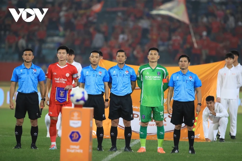 Trực tiếp Thể Công Viettel 1-0 Bắc Ninh: VAR can thiệp, trọng tài rút thẻ đỏ