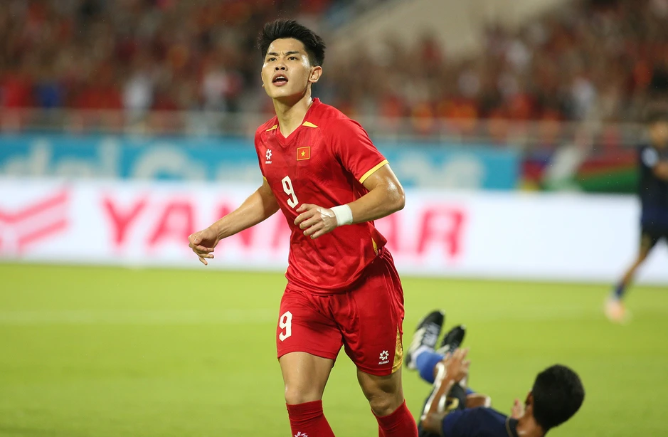 Tuyển Việt Nam 3-1 Campuchia: Thầy Kim khuyên chân thành Đình Bắc