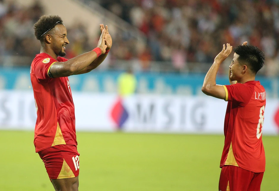 Tuyển Việt Nam 3-1 Campuchia: Thầy Kim khuyên chân thành Đình Bắc