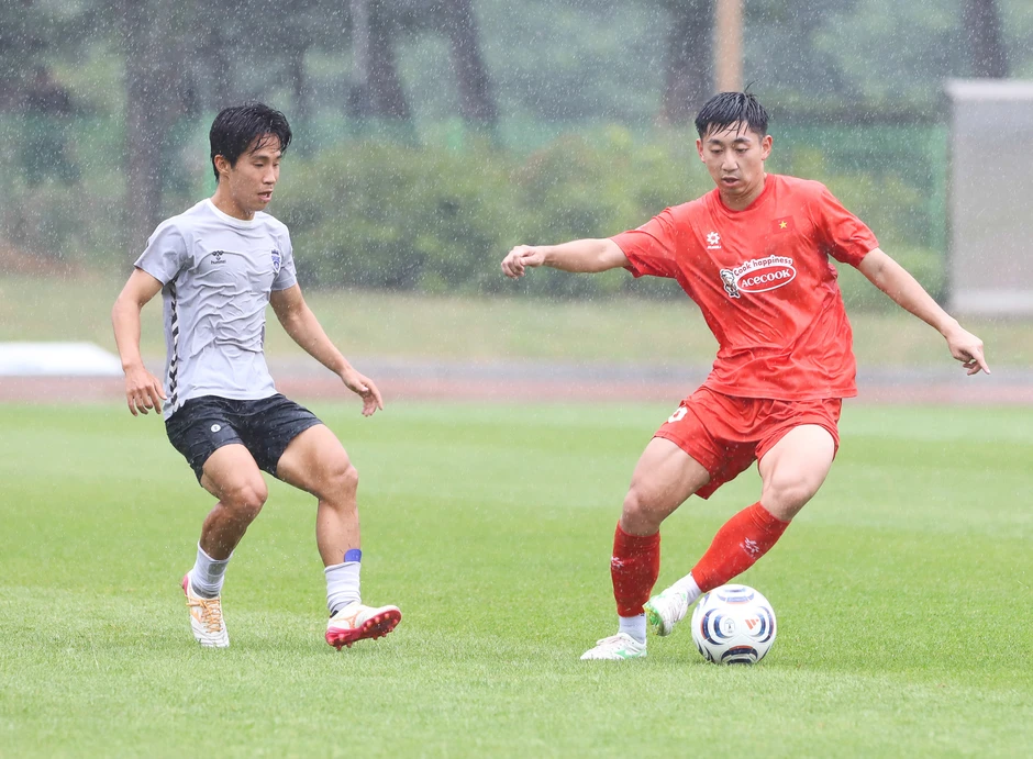Tuyển Việt Nam đấu Gangwon FC: HLV Kim Sang Sik tung chiêu Tuyển Việt Nam đấu Gangwon FC: HLV Kim Sang Sik tung chiêu