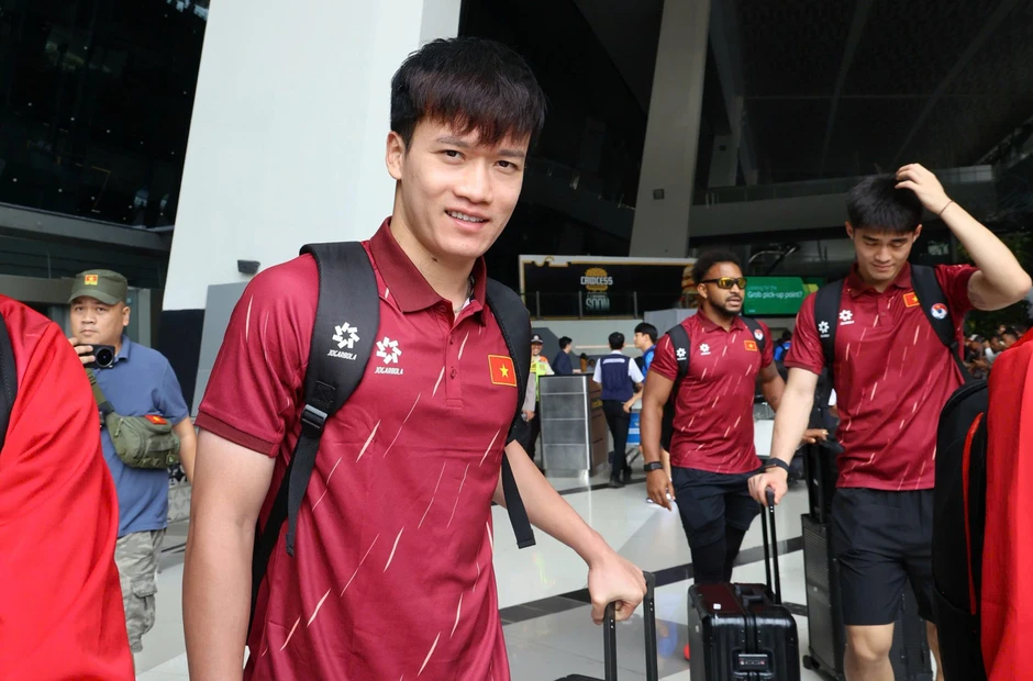 Tuyển Việt Nam đổ bộ tới Indonesia, hứa vô địch FIFA ASEAN Cup