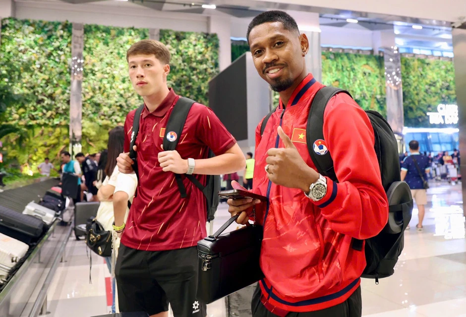 Tuyển Việt Nam đổ bộ tới Indonesia, hứa vô địch FIFA ASEAN Cup