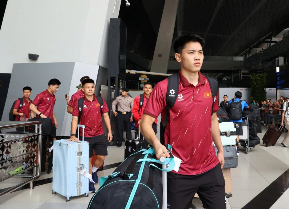 Tuyển Việt Nam đổ bộ tới Indonesia, hứa vô địch FIFA ASEAN Cup