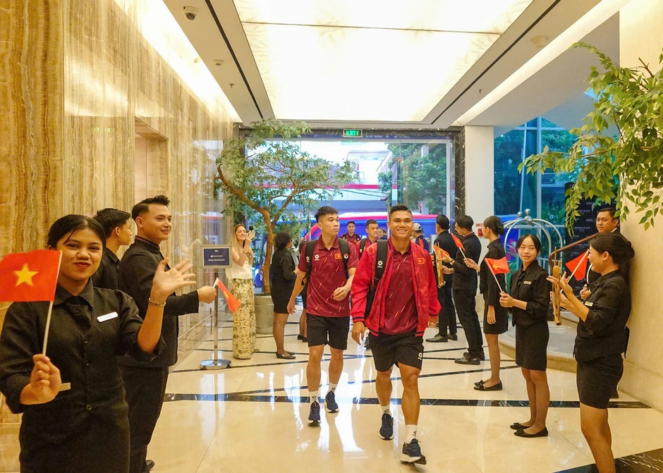 Tuyển Việt Nam đổ bộ tới Indonesia, hứa vô địch FIFA ASEAN Cup