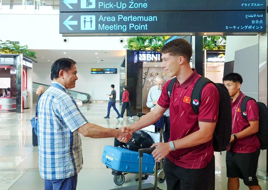 Tuyển Việt Nam đổ bộ tới Indonesia, hứa vô địch FIFA ASEAN Cup