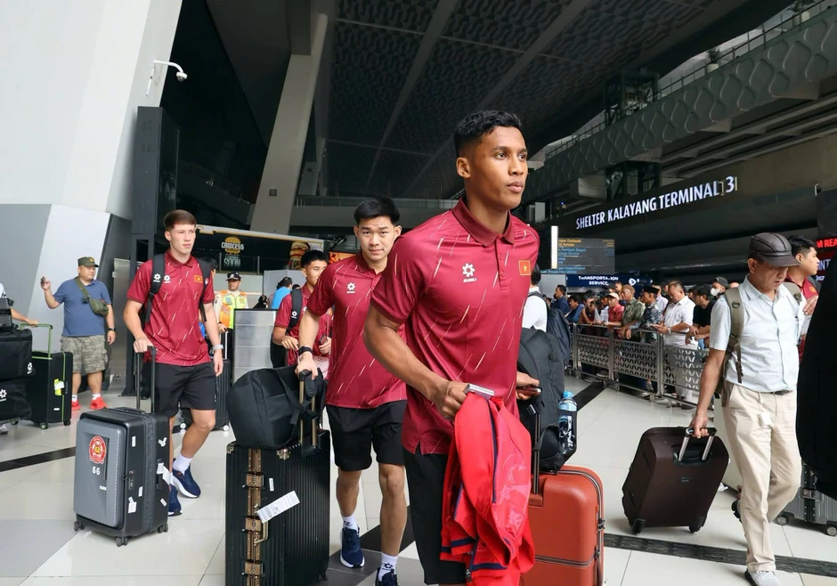 Tuyển Việt Nam đổ bộ tới Indonesia, hứa vô địch FIFA ASEAN Cup
