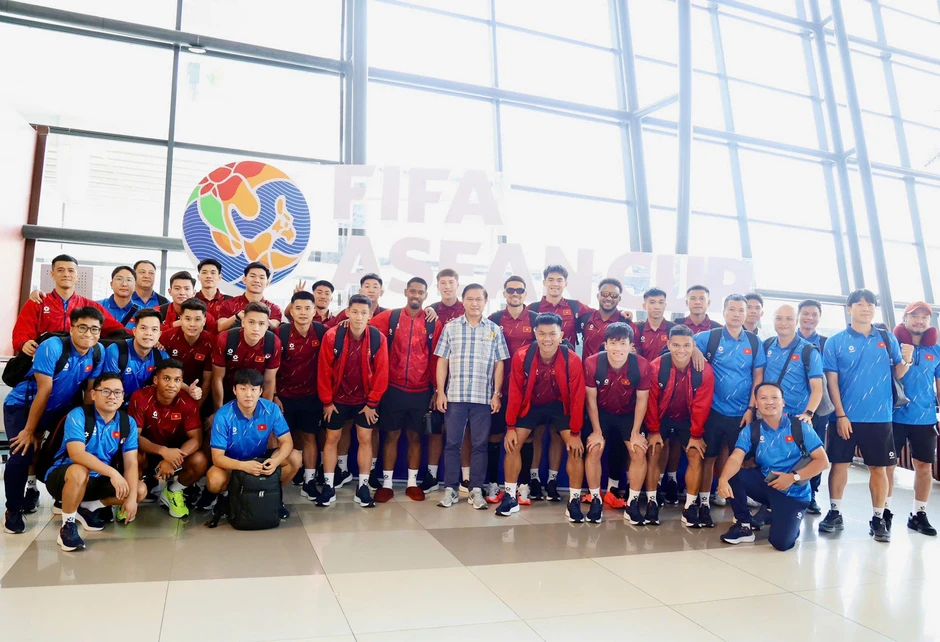 Tuyển Việt Nam đổ bộ tới Indonesia, hứa vô địch FIFA ASEAN Cup