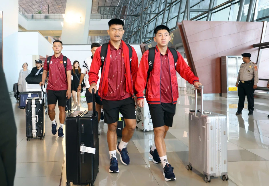 Tuyển Việt Nam đổ bộ tới Indonesia, hứa vô địch FIFA ASEAN Cup