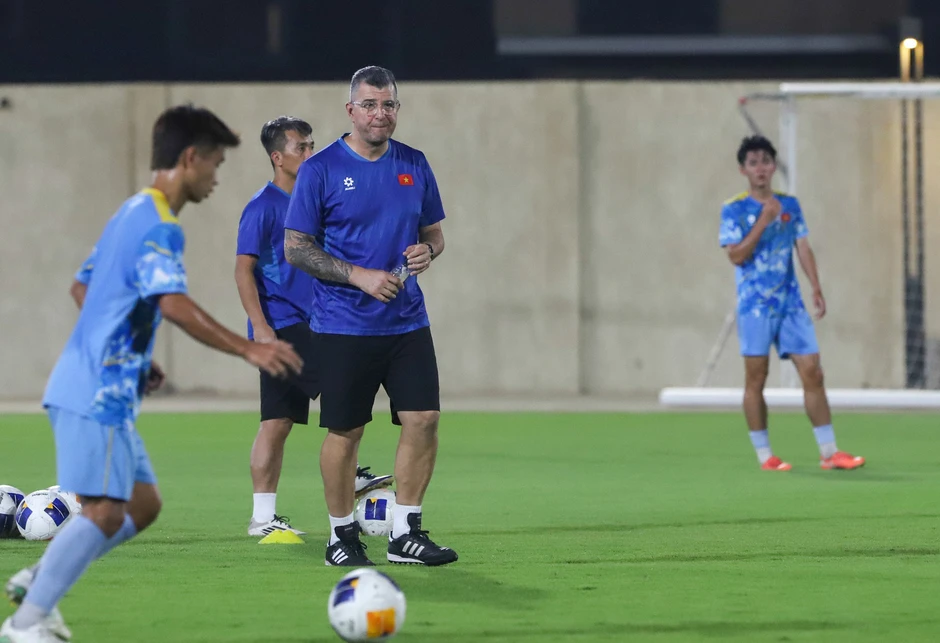 U17 Việt Nam quyết đấu UAE, HLV Cristiano Roland làm điều đặc biệt