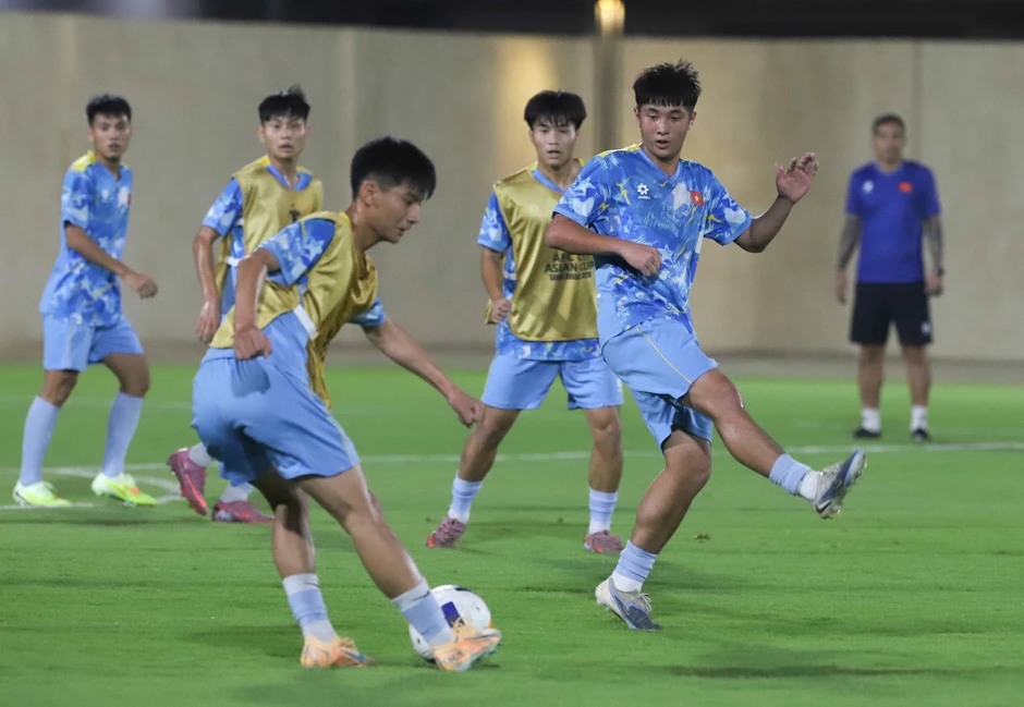 U17 Việt Nam quyết đấu UAE, HLV Cristiano Roland làm điều đặc biệt