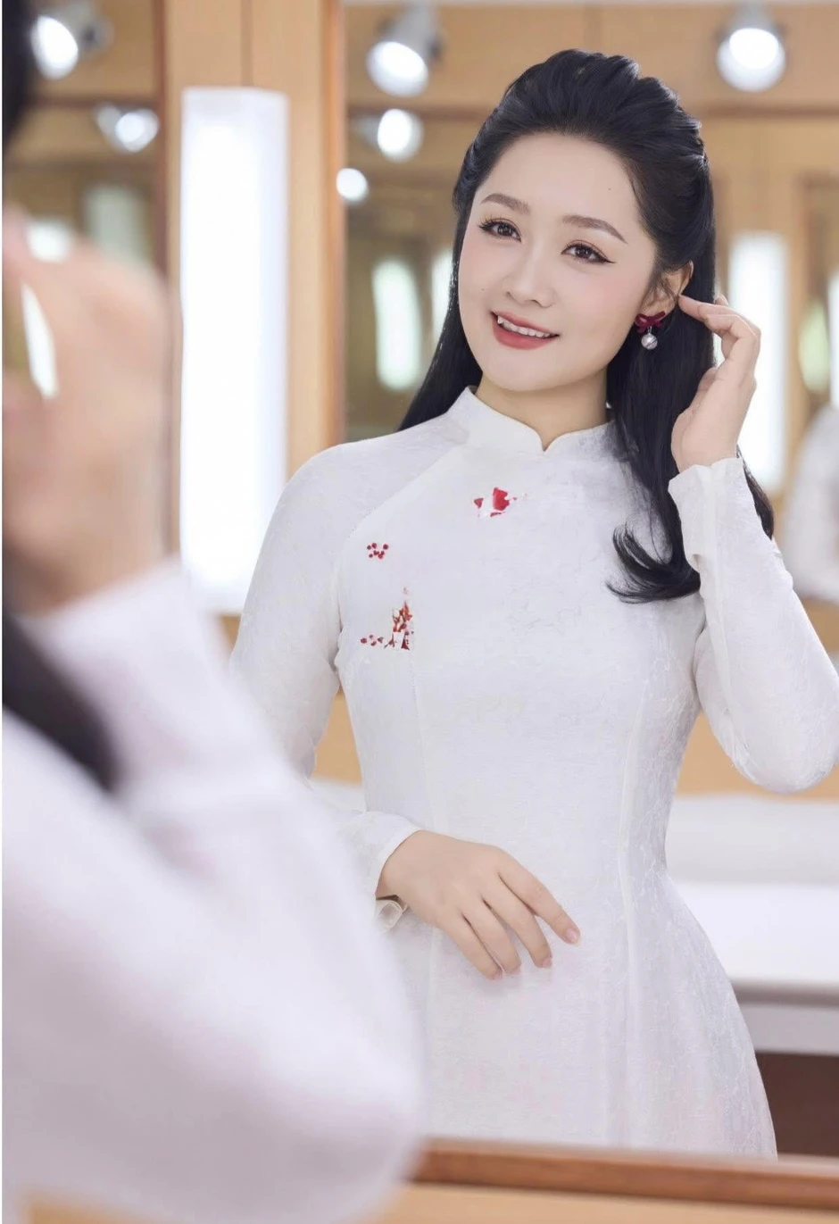 Vụ Xôi lạc TV bị triệt phá: BTV Thu Hà VTV tiết lộ 1 người thân ngập sâu cá độ