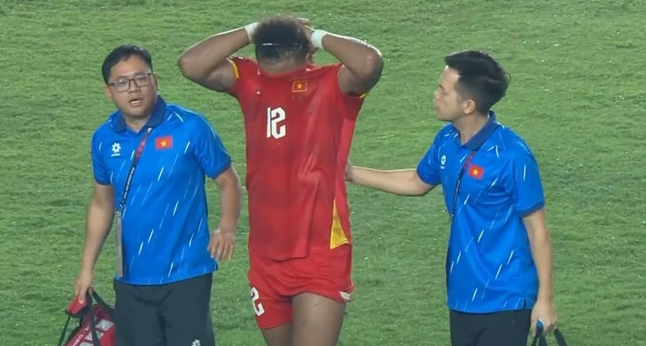 Xuân Son bật khóc rời sân, nguy cơ nghỉ hết giải FIFA ASEAN Cup Xuân Son bật khóc rời sân, nguy cơ nghỉ hết giải FIFA ASEAN Cup