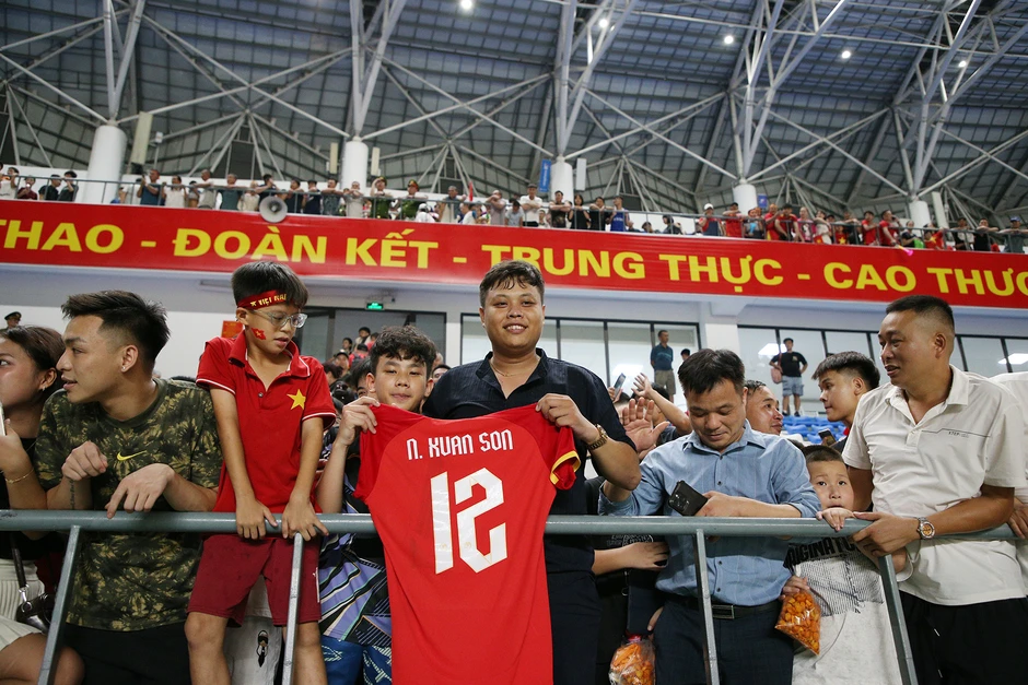 Xuân Son, Đình Bắc cúi chào, tặng áo người hâm mộ Thái Nguyên