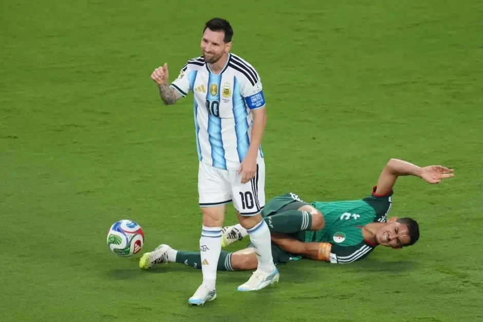 Algeria kiện lên FIFA, quyết làm rõ việc Messi thoát thẻ đỏ Algeria kiện lên FIFA, quyết làm rõ việc Messi thoát thẻ đỏ