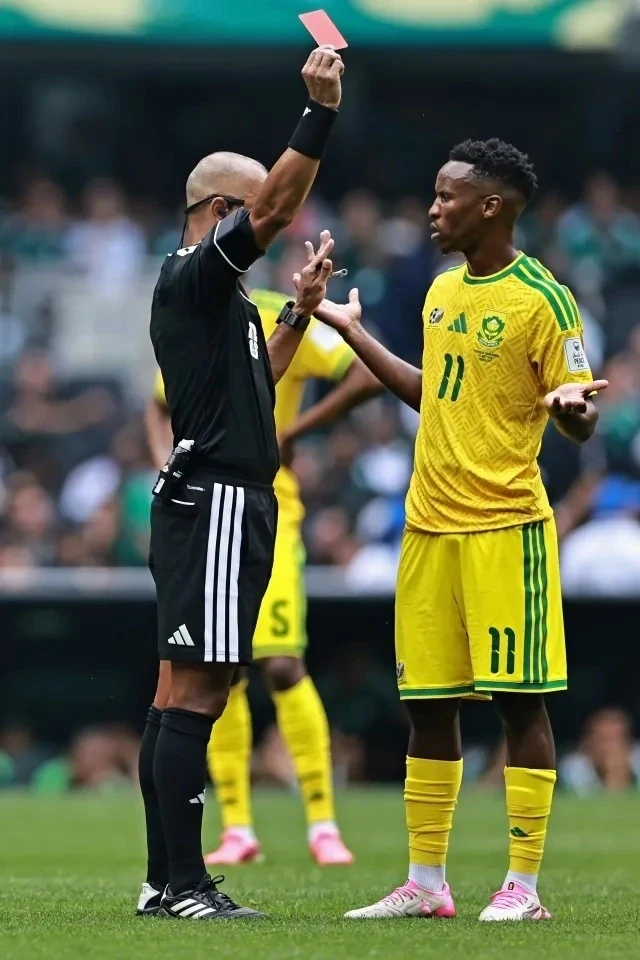 Algeria kiện lên FIFA, quyết làm rõ việc Messi thoát thẻ đỏ Algeria kiện lên FIFA, quyết làm rõ việc Messi thoát thẻ đỏ