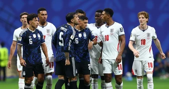 Anh phản ứng mạnh mẽ, yêu cầu FIFA trừng phạt tuyển Argentina