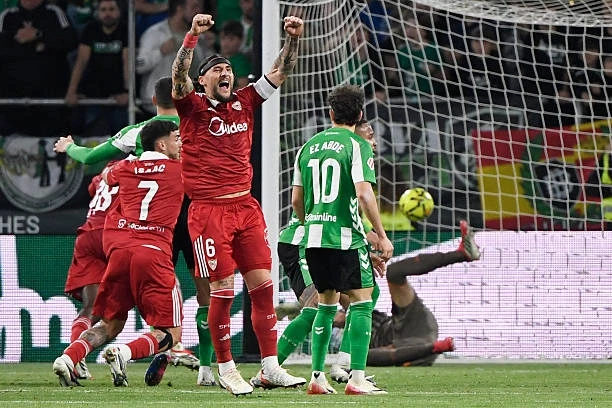 Antony mâu thuẫn với CĐV Real Betis sau trận hòa nghẹt thở Antony mâu thuẫn với CĐV Real Betis sau trận hòa nghẹt thở