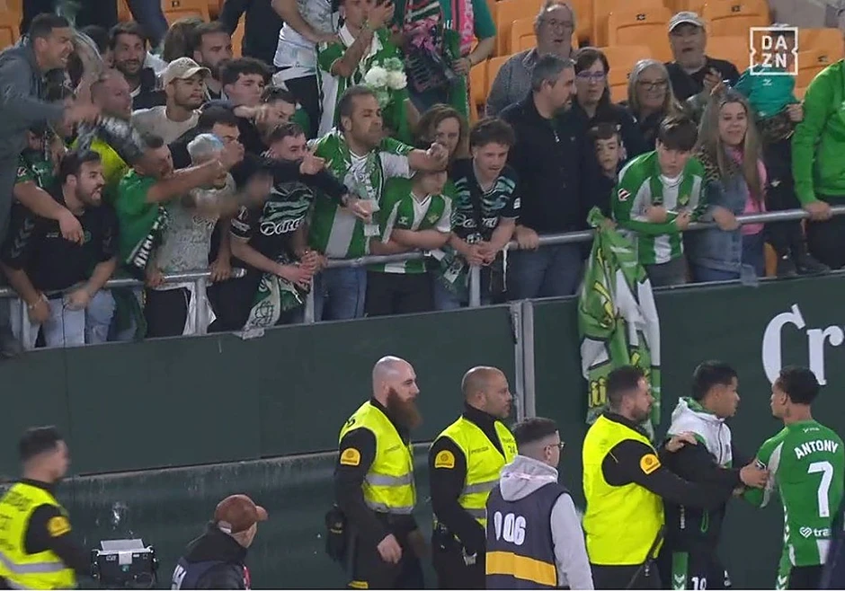 Antony mâu thuẫn với CĐV Real Betis sau trận hòa nghẹt thở Antony mâu thuẫn với CĐV Real Betis sau trận hòa nghẹt thở