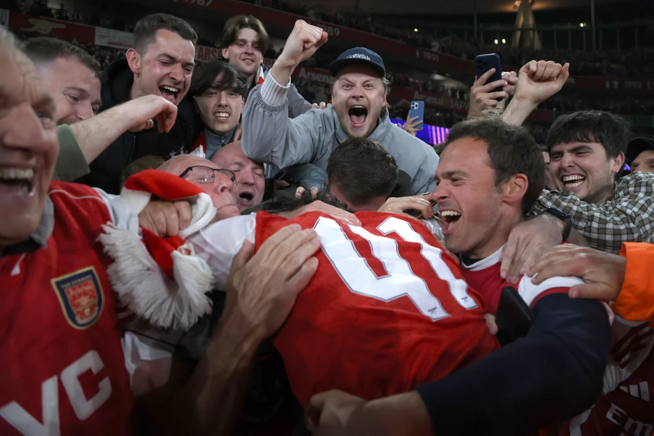 Arsenal ăn mừng phấn khích chưa từng có khi vào chung kết C1 Arsenal ăn mừng phấn khích chưa từng có khi vào chung kết C1