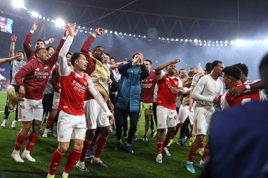 Arsenal ăn mừng phấn khích chưa từng có khi vào chung kết C1 Arsenal ăn mừng phấn khích chưa từng có khi vào chung kết C1
