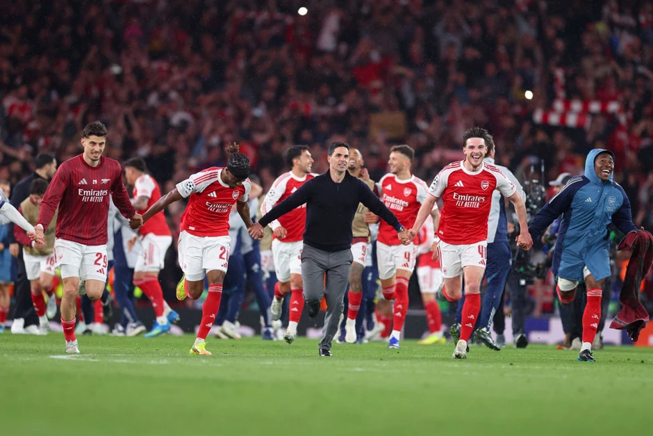 Arsenal ăn mừng phấn khích chưa từng có khi vào chung kết C1 Arsenal ăn mừng phấn khích chưa từng có khi vào chung kết C1