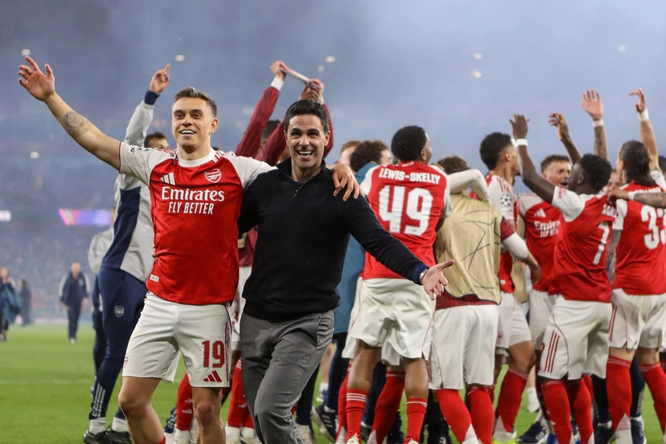 Arsenal ăn mừng phấn khích chưa từng có khi vào chung kết C1 Arsenal ăn mừng phấn khích chưa từng có khi vào chung kết C1