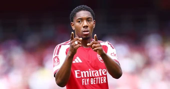 Arsenal chào bán 'hàng nóng' cho MU và Chelsea