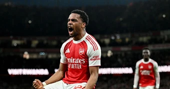 Arsenal đánh bại Chelsea nhờ bài đá phạt góc