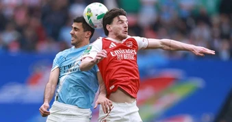Arsenal lao dốc, Man City bứt tốc: Ngôi vương Ngoại hạng Anh đổi chủ?