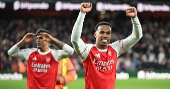Arsenal thắng nghẹt thở Everton, tiến gần ngôi vô địch Ngoại hạng Anh