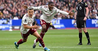 Arsenal thắng nghẹt thở West Ham, củng cố ngôi đầu Ngoại hạng Anh