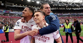 Arsenal thắng nghẹt thở West Ham, tiến sát ngôi vương