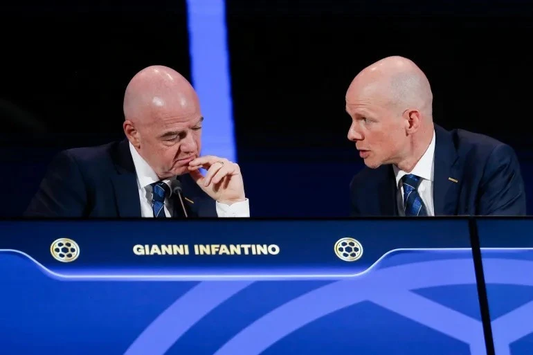 Arsene Wenger cùng nhiều quan chức cấp cao FIFA quay lưng lại với chủ tịch Infantino Arsene Wenger cùng nhiều quan chức cấp cao FIFA quay lưng lại với chủ tịch Infantino