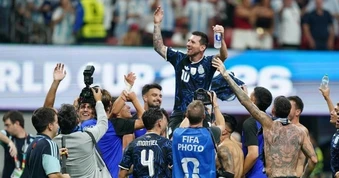 Báo chí thế giới: "Messi bất tử, Argentina khiến trái tim người Anh tan vỡ"