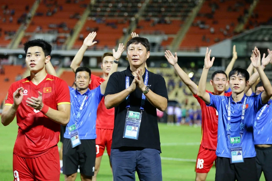 Báo Hàn Quốc: "Phép màu của HLV Kim Sang Sik vẫn chưa dừng lại" Báo Hàn Quốc: "Phép màu của HLV Kim Sang Sik vẫn chưa dừng lại"