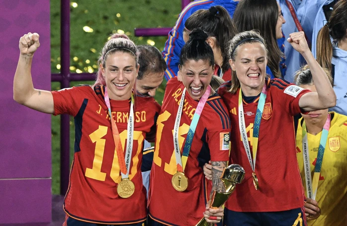 Barcelona chia tay biểu tượng bất tử sau chức vô địch Champions League