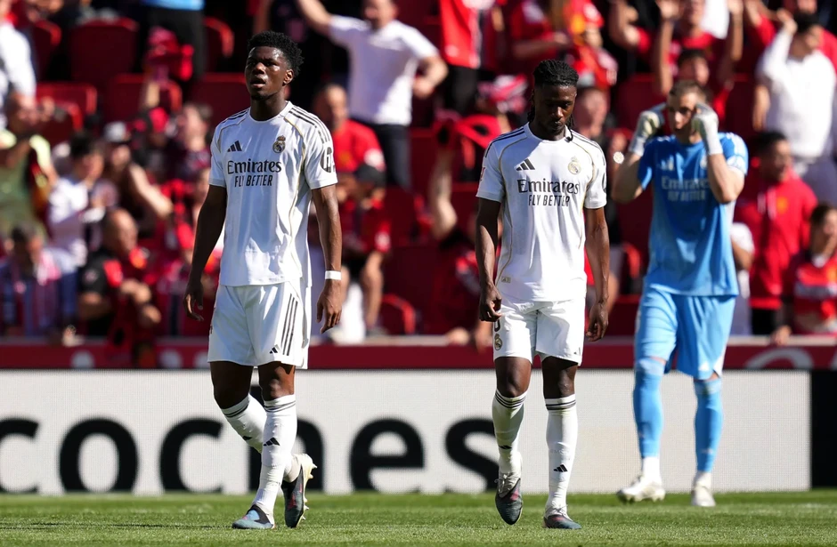 Barcelona ngược dòng hạ Atletico, Real Madrid hụt hơi ở cuộc đua vô địch