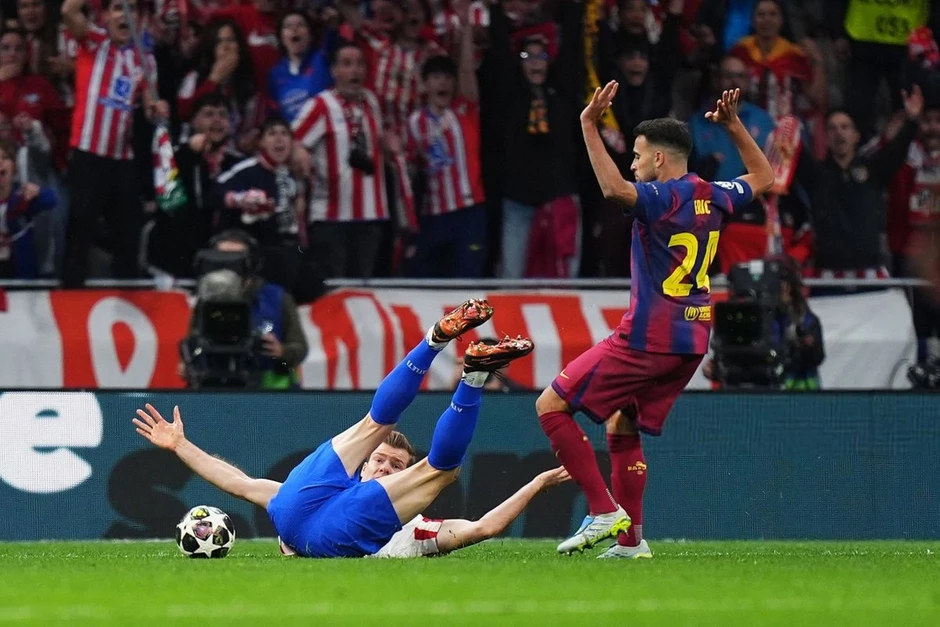 Barcelona phẫn nộ khi bị loại, tuyên bố trọng tài “cướp” tấm vé đi tiếp Barcelona phẫn nộ khi bị loại, tuyên bố trọng tài “cướp” tấm vé đi tiếp