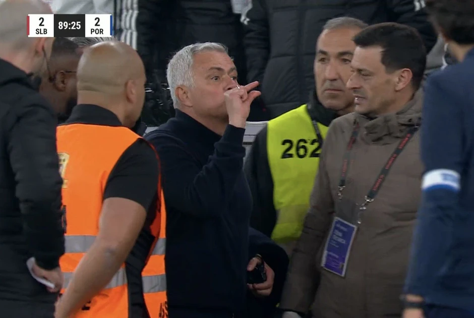 Benfica thoát thua Porto ngoạn mục, HLV Mourinho lại tạo scandal